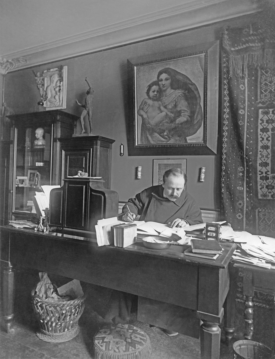 Den franske kompositören Jules Massenet sitter vid sitt skrivbord av Dornac