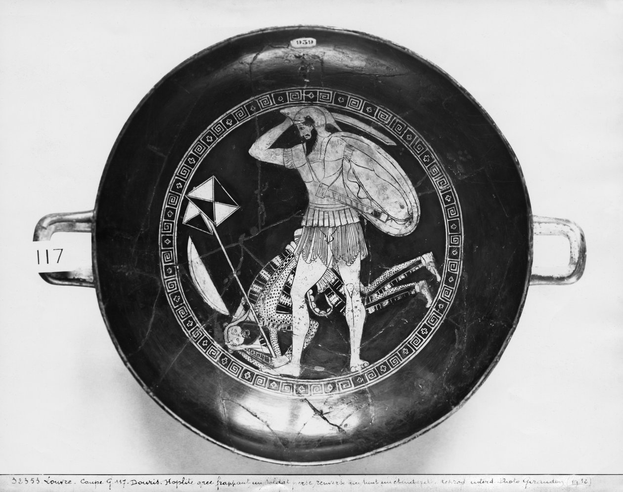 Attic bägare med röd figur som föreställer en grekisk hoplit som slår en fallen persisk soldat som håller i en standard, c.490 f.Kr. (keramik) (se även 77256) av Douris