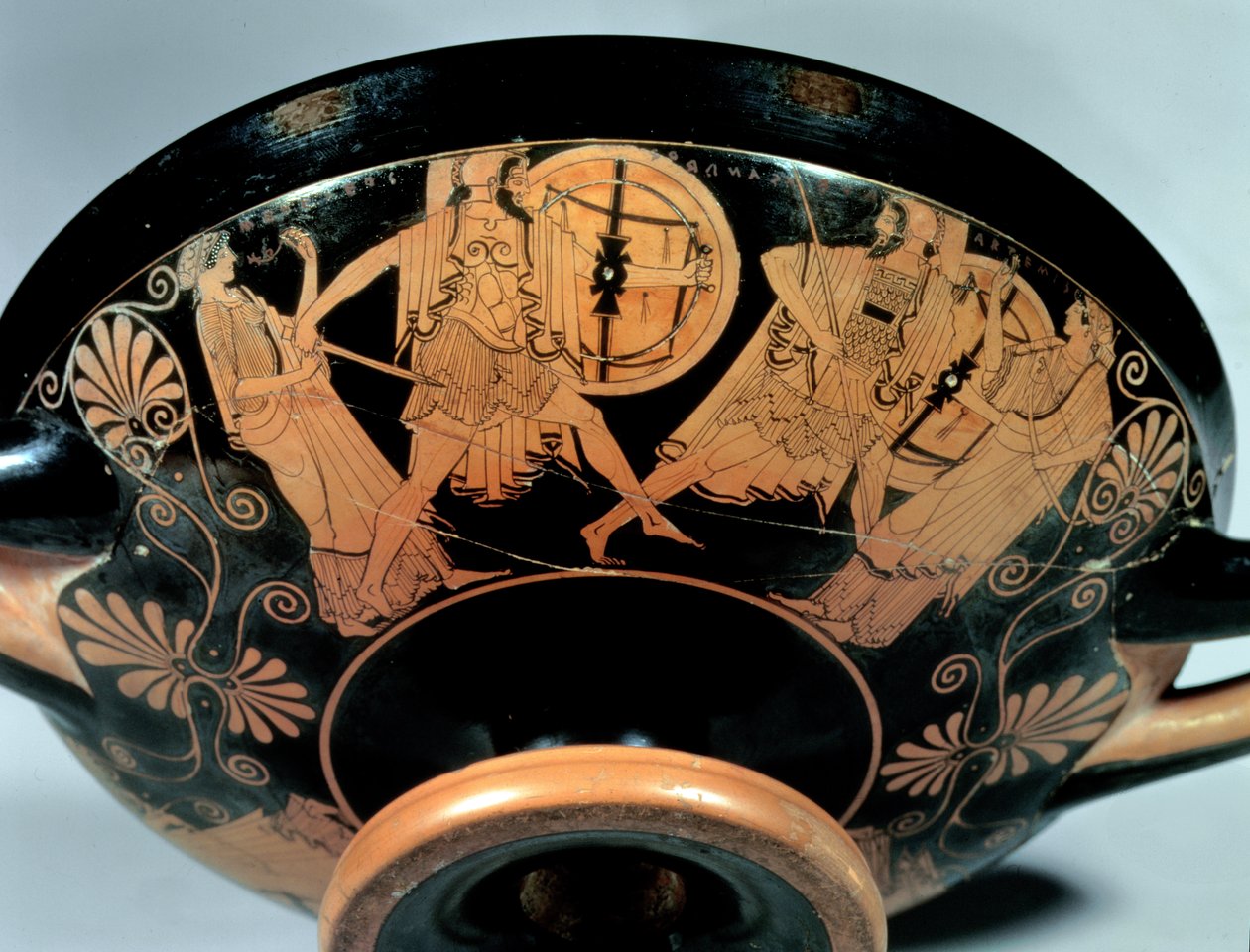 Menelaos, åtföljd av Afrodite, förföljer Paris som springer mot Artemis, detalj från utsidan av en attisk kopp med röda figurer (The Douris Cup), gjord av Kalliades, ca 490 f.Kr. (keramik) (se även 85700, av Douris