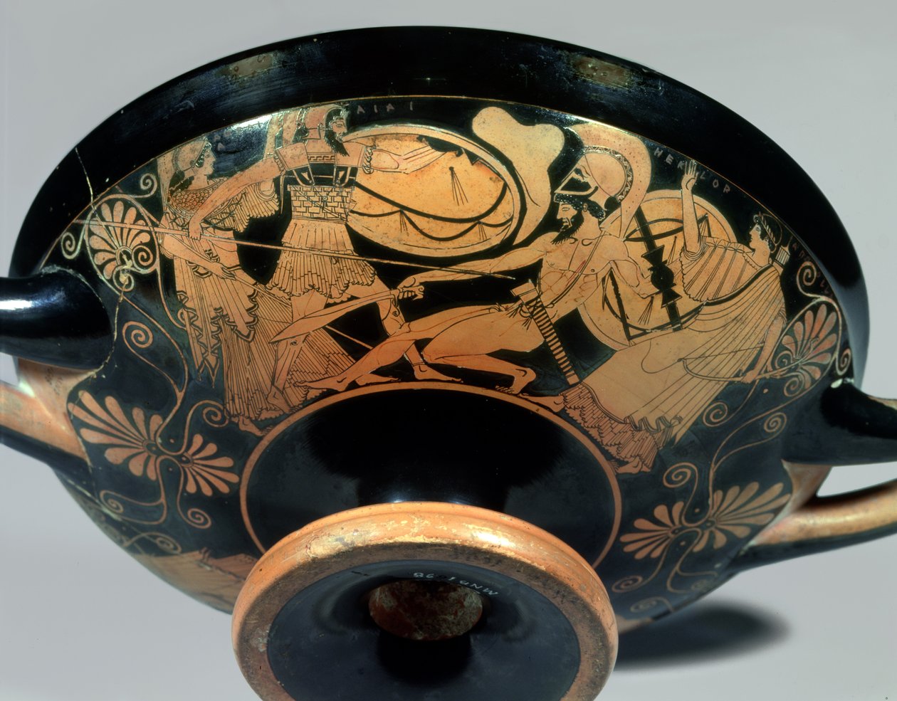 Ajax, uppmanad av Athena, attackerar Hector vars hjälp Artemis rusar till, detalj från utsidan av en attisk rödfigurskopp (The Douris Cup), gjord av Kalliades, ca 490 f.Kr. (keramik) (se även 85701 och 34) av Douris