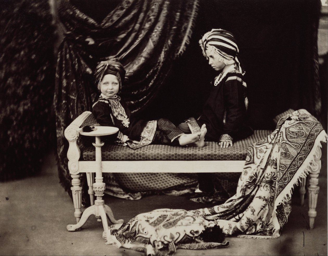 Prins Arthur och prins Alfred i Sikhprinsarnas kostym, Osborne av Dr Ernst Becker