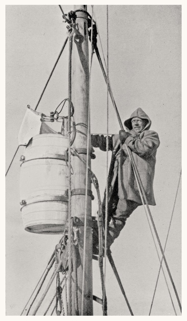 Befälhavare Frank Wild (1873-1939) vid Masthead, under Endurance-expeditionen till Antarktis, 1914-1916 av Dr. Alexander Macklin