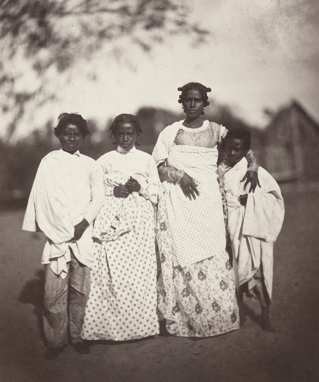 Madagaskiska kvinnan och hennes barn Madagaskiska kvinnan och hennes barn skylt 3, 1863. av Désiré Charnay
