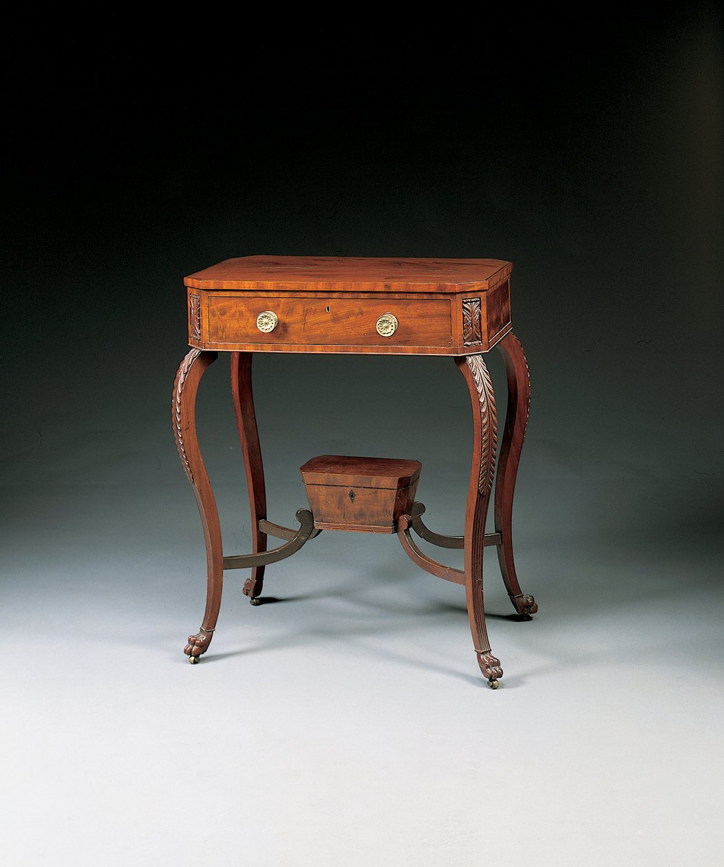 Ett klassiskt snidat arbetsbord, 1810-20 av Duncan Phyfe