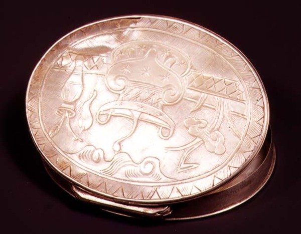Snusdosa infälld med pärlemor, troligen holländsk, ca. 1750-60 (Silver och pärlemor) av Dutch School