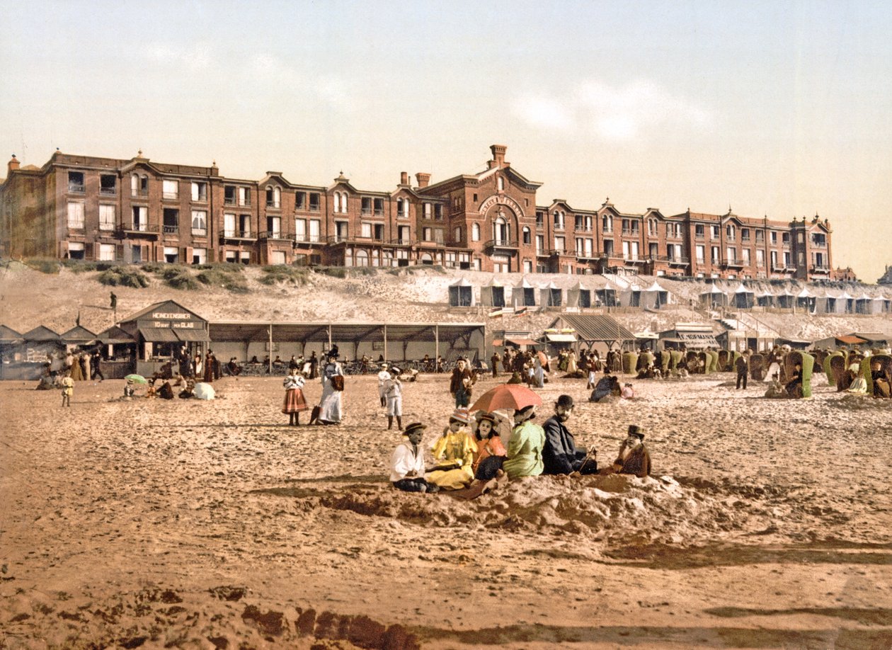 Hotel Orange från stranden i Scheveningen, pub. c.1900 av Dutch Photographer