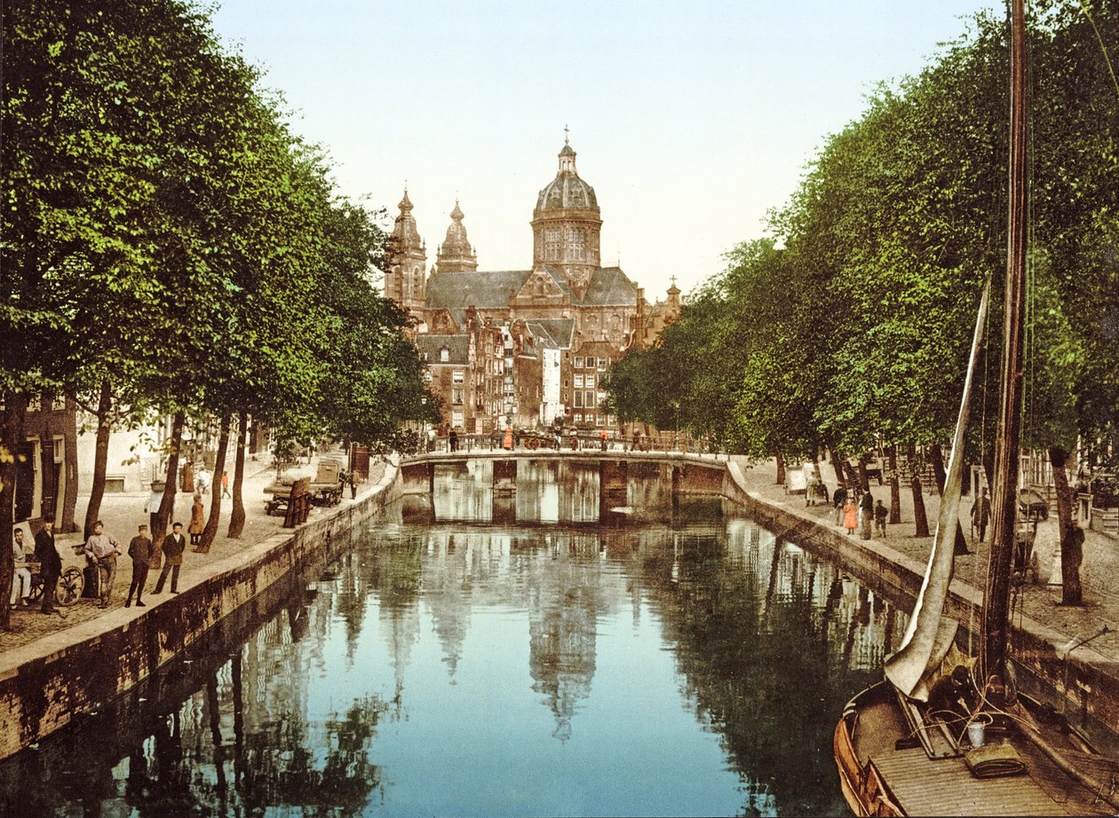 Utsikt ner Voorburgwal till St. Nicholas Basilica, Amsterdam, pub. c.1900 av Dutch Photographer