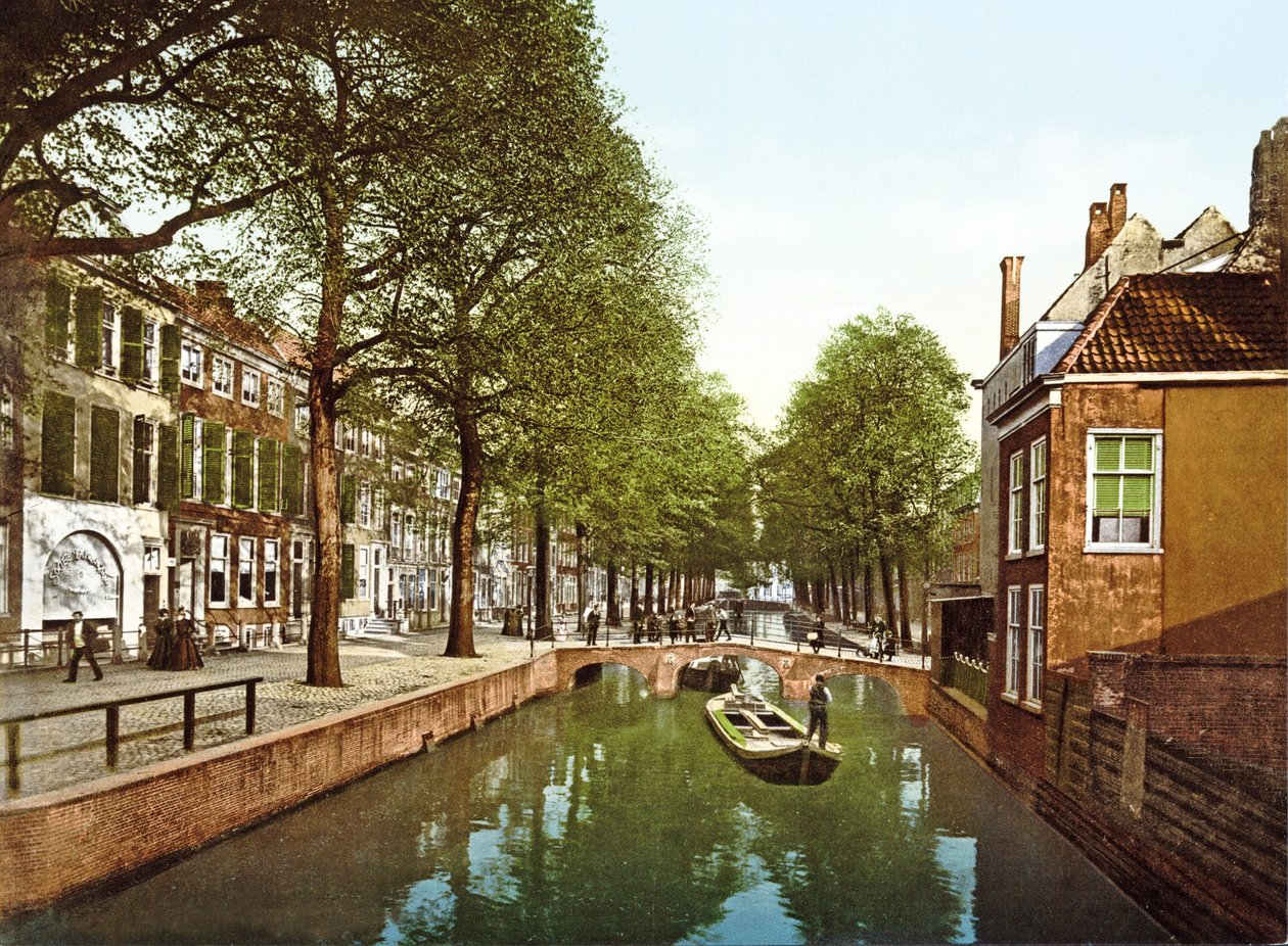 Utsikt nerför en kanal i Haag, 1890-1900 av Dutch Photographer