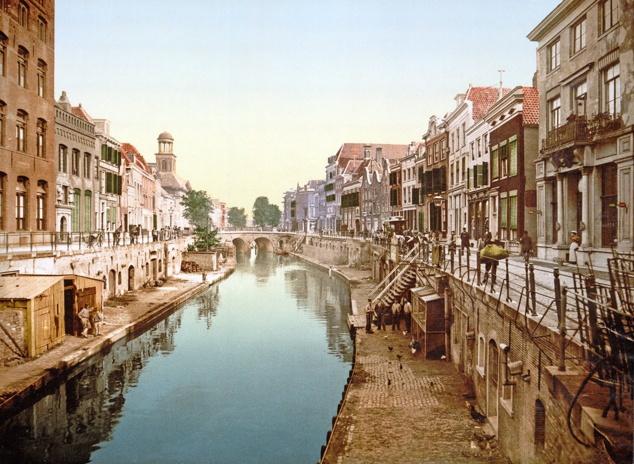 Utsikt nerför Oudegracht i Utrecht, 1890-1900 av Dutch Photographer