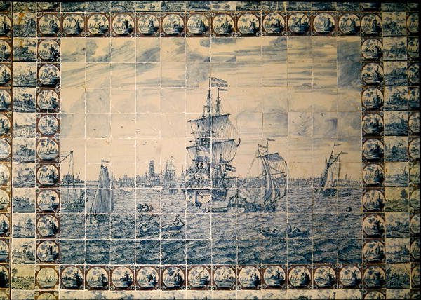 Delft kakelpanel från badrummet som visar en fraktscen (fajans) av Dutch School