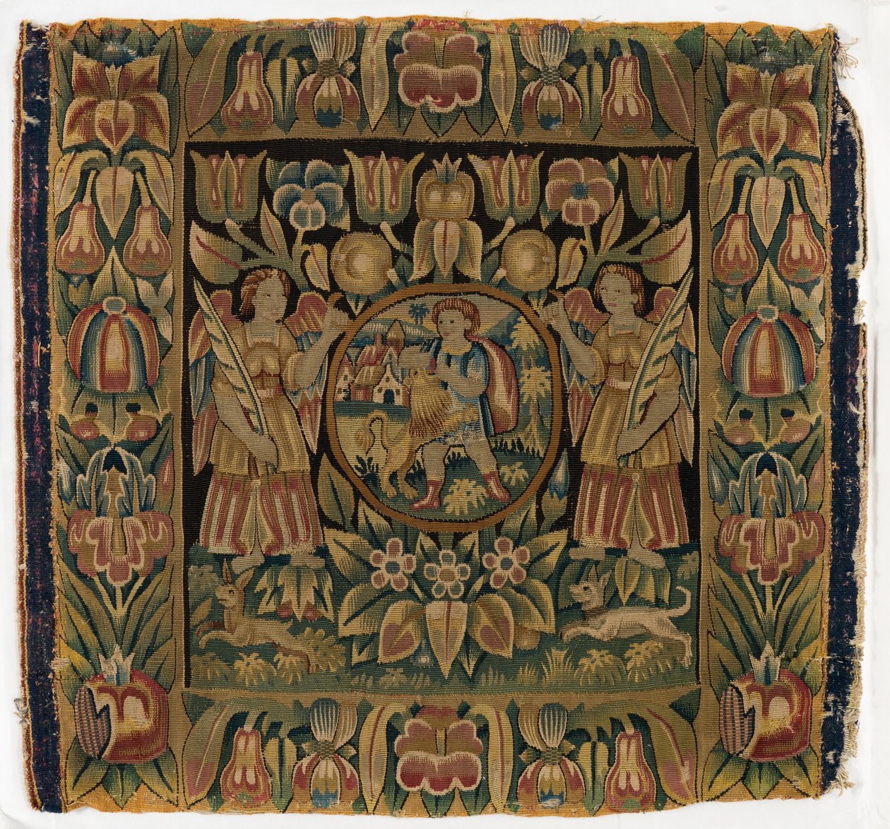 Gobeläng, Samson och Lejonet i rundell upphängd av två änglar, tillverkad i Amsterdam, Holland eller Hamburg, Tyskland, tidigt 1600-tal (ull) av Dutch School