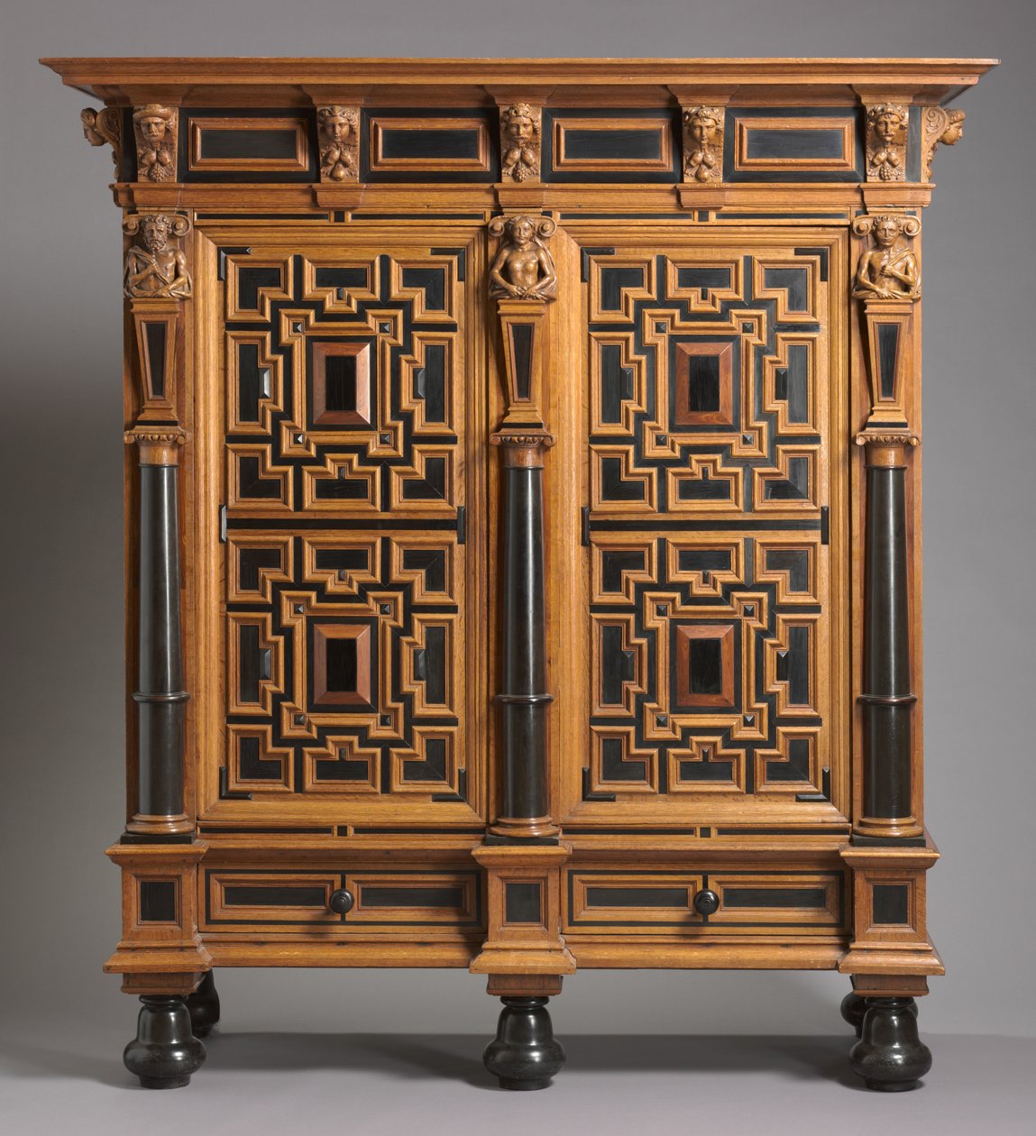 Garderob (Kast), tillverkad i Holland, ca 1625-1650 (ek med ebenholts- och rosenträfanér) av Dutch School