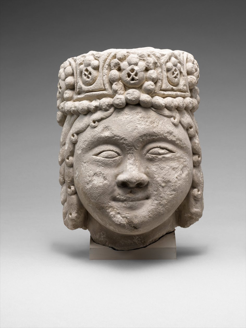 Huvud från en figur med en pärlad huvudbonad av Dynasty Seljuq