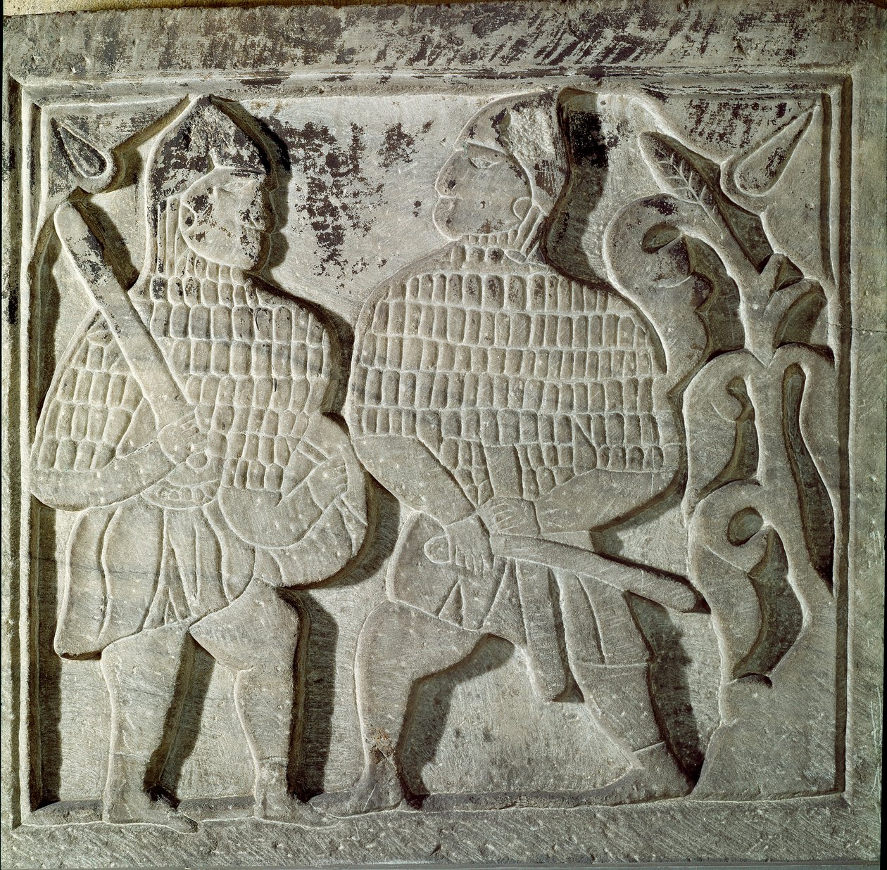 Seljukide Art (Seljukide eller Saljuqide): lågrelief som representerar två krigare. Från Konya, Turkiet. 1200-talet. Turkiskt islamisk konstmuseum, Istanbul av Dynasty Seljuq