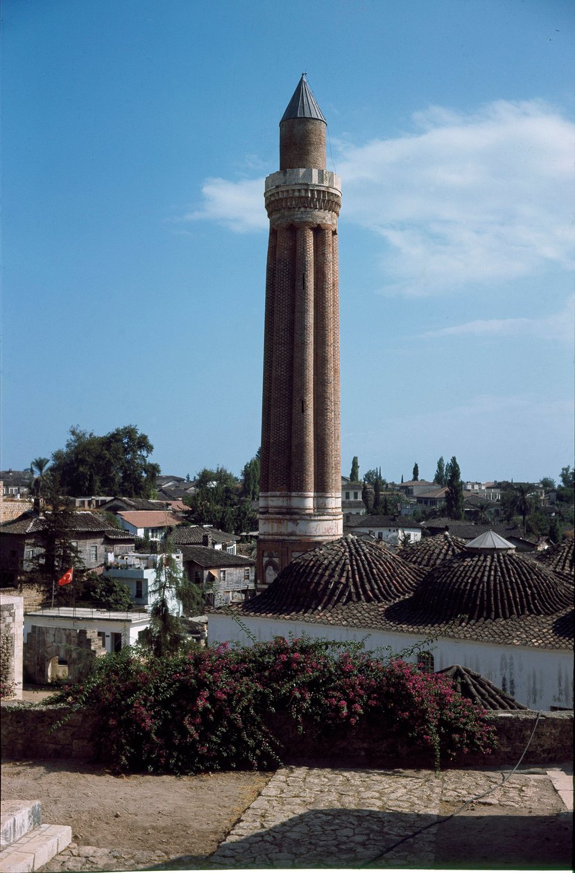 Utsikt över cannele-minareten i Yivli-moskén (1230) av Dynasty Seljuq