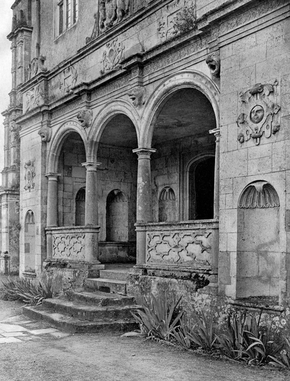 Loggian, Cranborne Manor House, Dorset, 1924-1926. av E. Bastard
