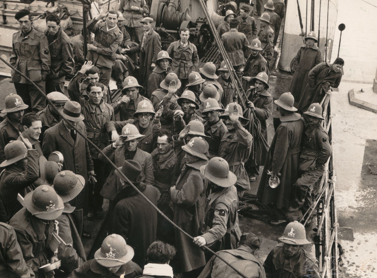 Albumet "MVSN- Blackshirts": Arbetarfascister, inramade i århundraden, på väg till AOI (Italienska Östafrika) till Genua (svart/vitt foto) av E. Binelli