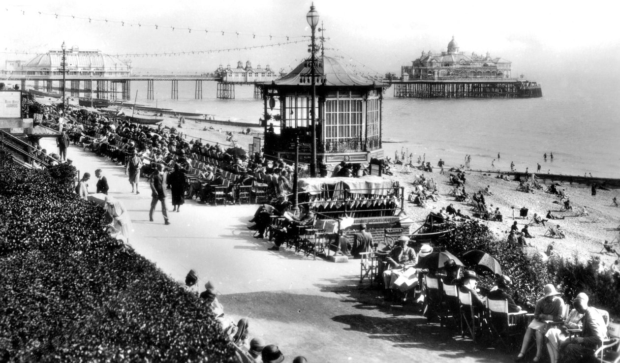 Musikläktaren och piren, Eastbourne, East Sussex, tidigt 1900-tal. av E. Dennis
