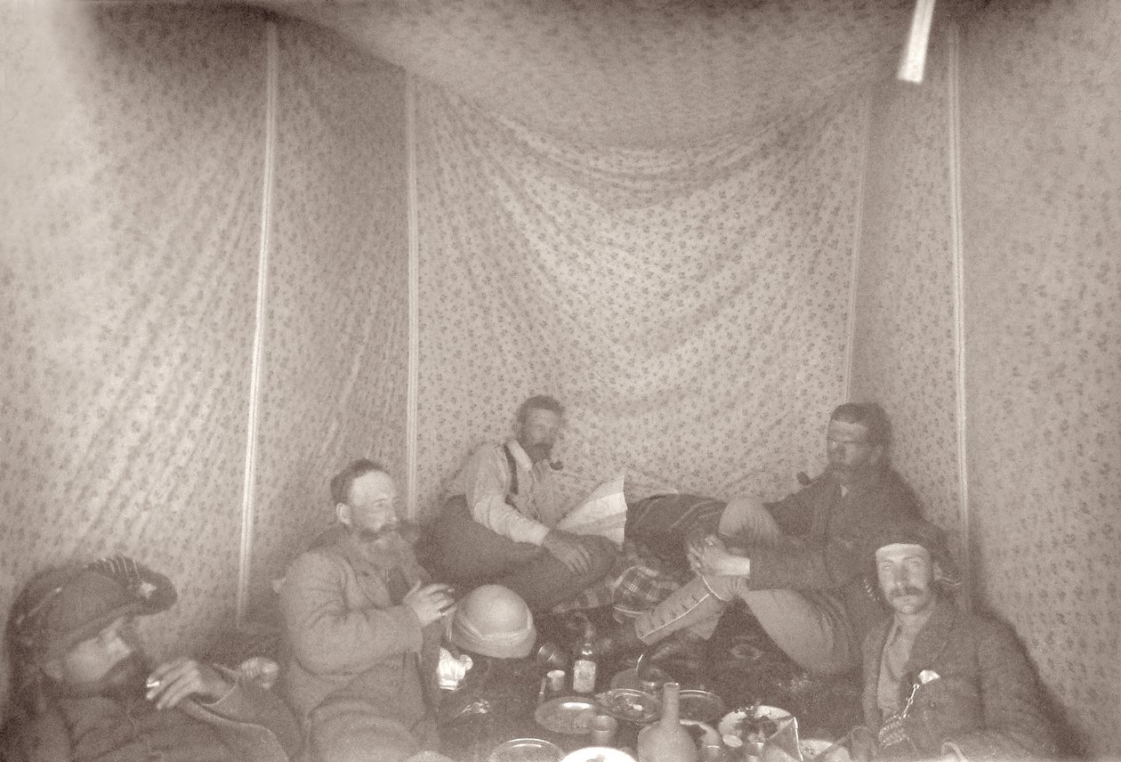 Medlemmar av Arabah Survey-expeditionen i sitt tält, 1883 av E. Gordon Hull