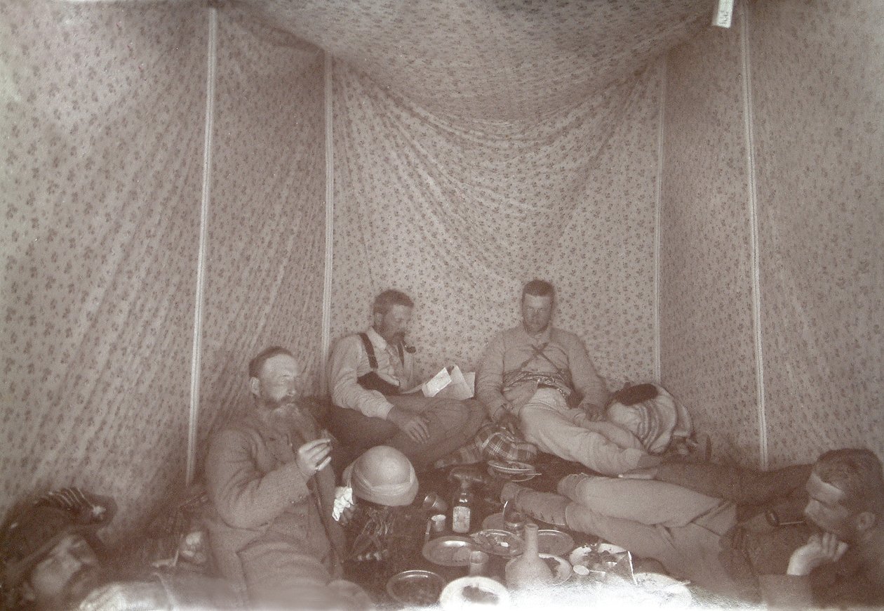 Medlemmarna i Arabah Survey-expeditionen slappnar av i sitt tält, 1883, svartvitt foto av E. Gordon Hull