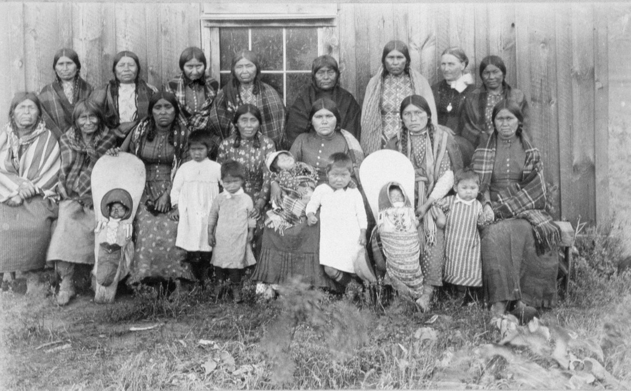 Kate McBeth (d.1915) med kvinnorna i Nez Perce Womens Sewing Society av E. Jane Gay