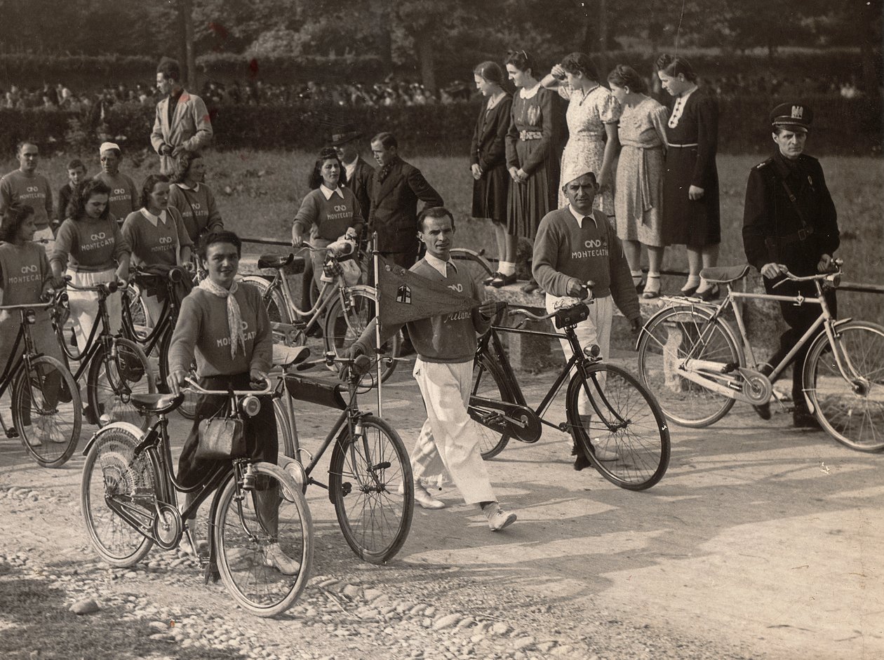 Album "PNF (National Fascist Party)": dopolavoristica cykelutflykt (s/v foto) av E. Montesi