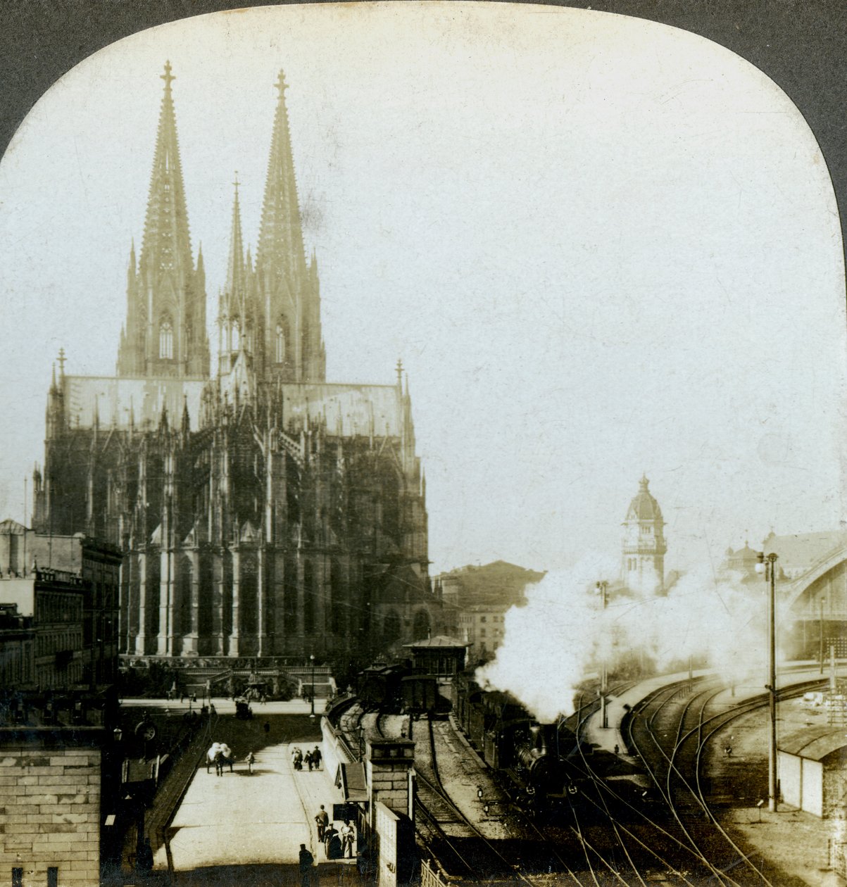 Kölnerdomen från en järnvägsbro, Köln, Tyskland. av E. W. Kelley