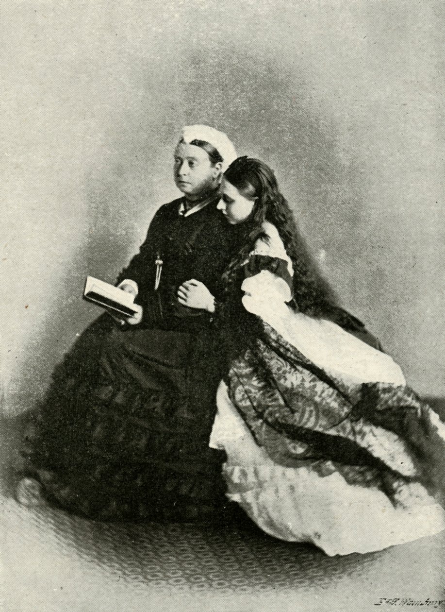 Hennes Majestät med prinsessan Beatrice, april 1871, c1897. av E. and S. Woodbury