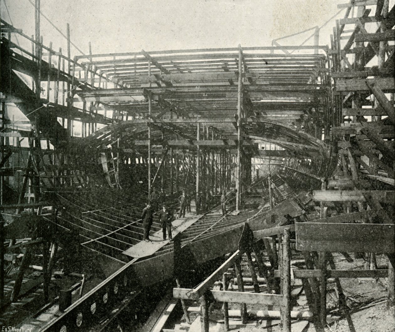 The Building of a War-Ship: En förstklassig kryssare på gång vid Thames Ironworks, c1897 av E. and S. Woodbury