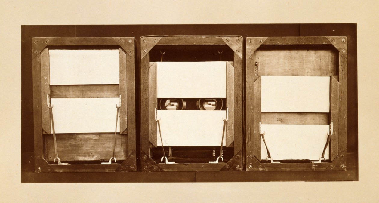 Framsidan av elektroluckor, med panelernas positioner före, under och efter exponering som används för att fotografera 