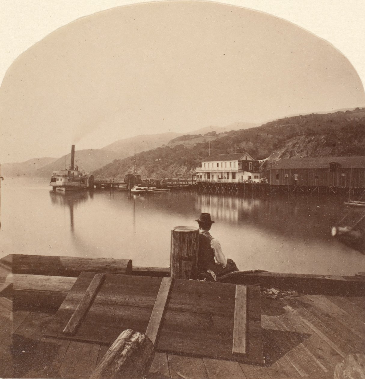 Sausalito från N.P.C.R.R. Wharf, blickar söderut, ca. 1868. av Eadweard Muybridge