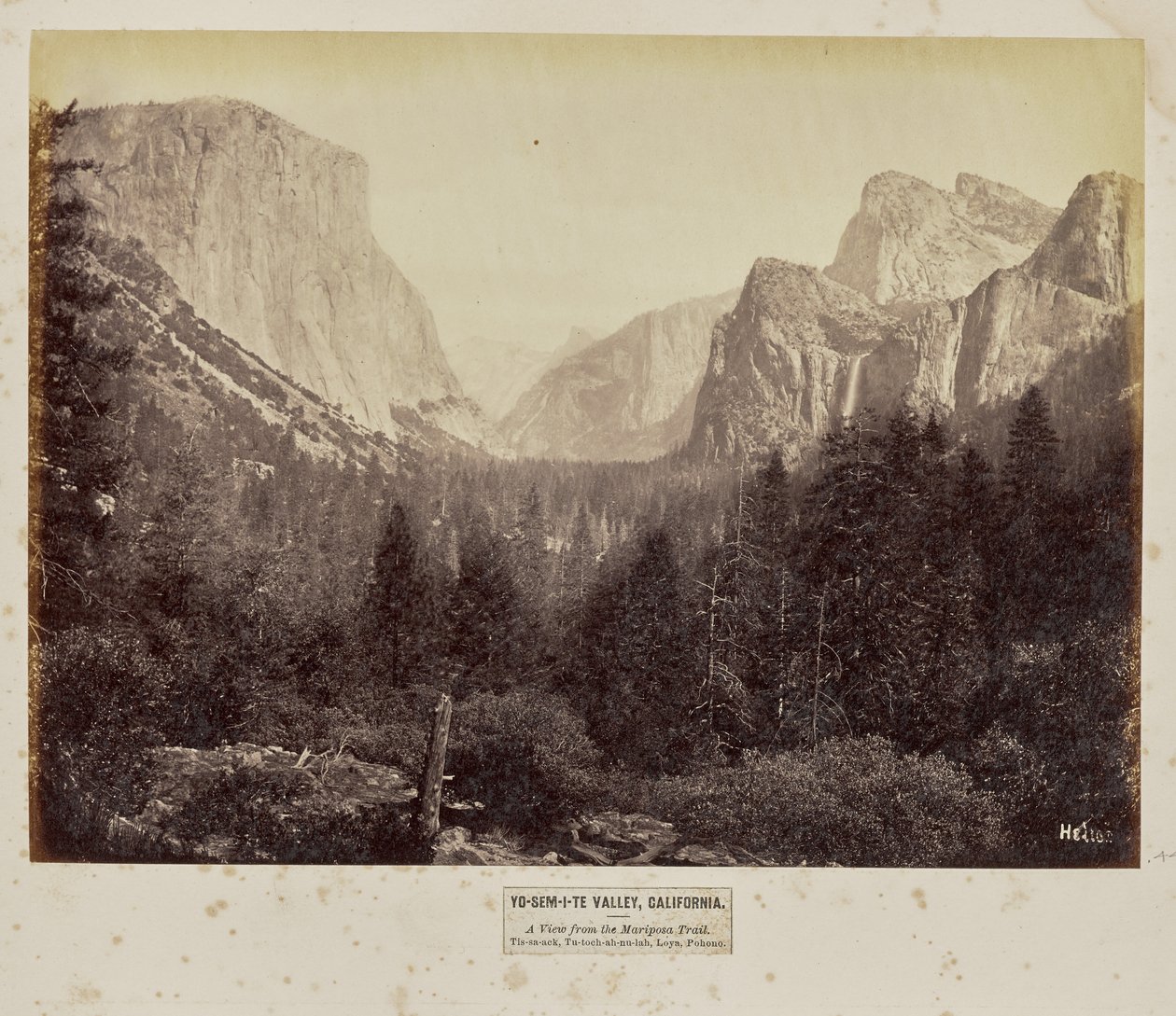 Yo-Sem-i-te Valley, Kalifornien. En vy från Mariposa Trail. Tis-sa-ack, Tu-toch-ah-nu-lah, Loya, Pohono av Eadweard J. Muybridge