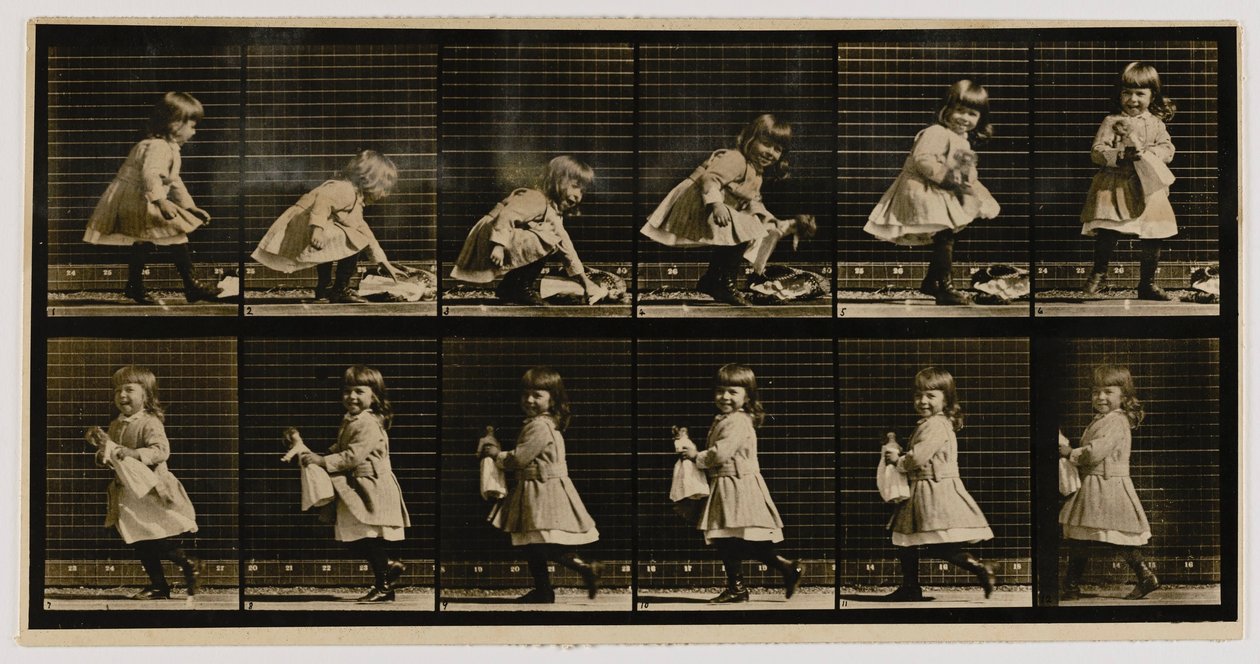 Barn som lyfter en docka, vänder sig om och går iväg, från boken Animal Locomotion av Eadweard Muybridge