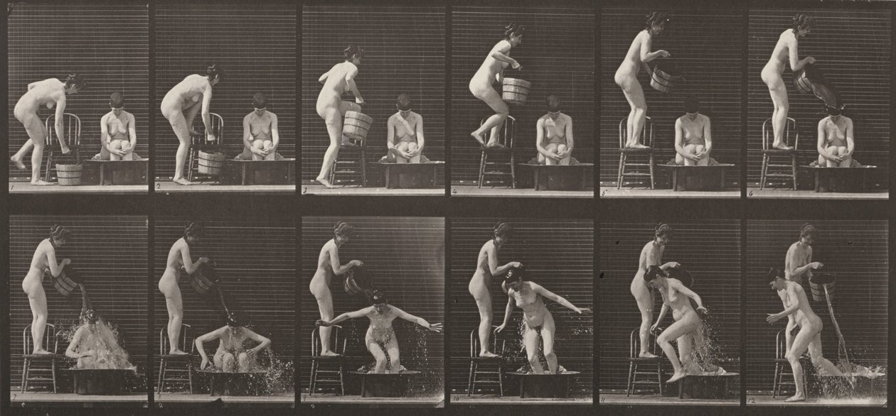 Plansch nr 406. Kvinna häller en hink vatten över en annan kvinna av Eadweard Muybridge