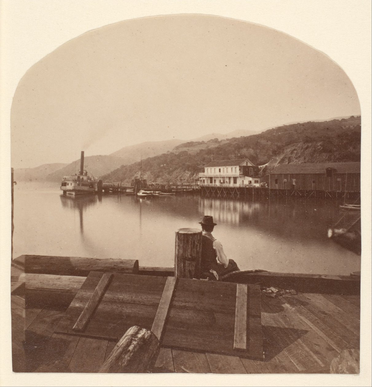 Sausalito från N.P.C.R.R.-kajen, sett mot söder av Eadweard Muybridge