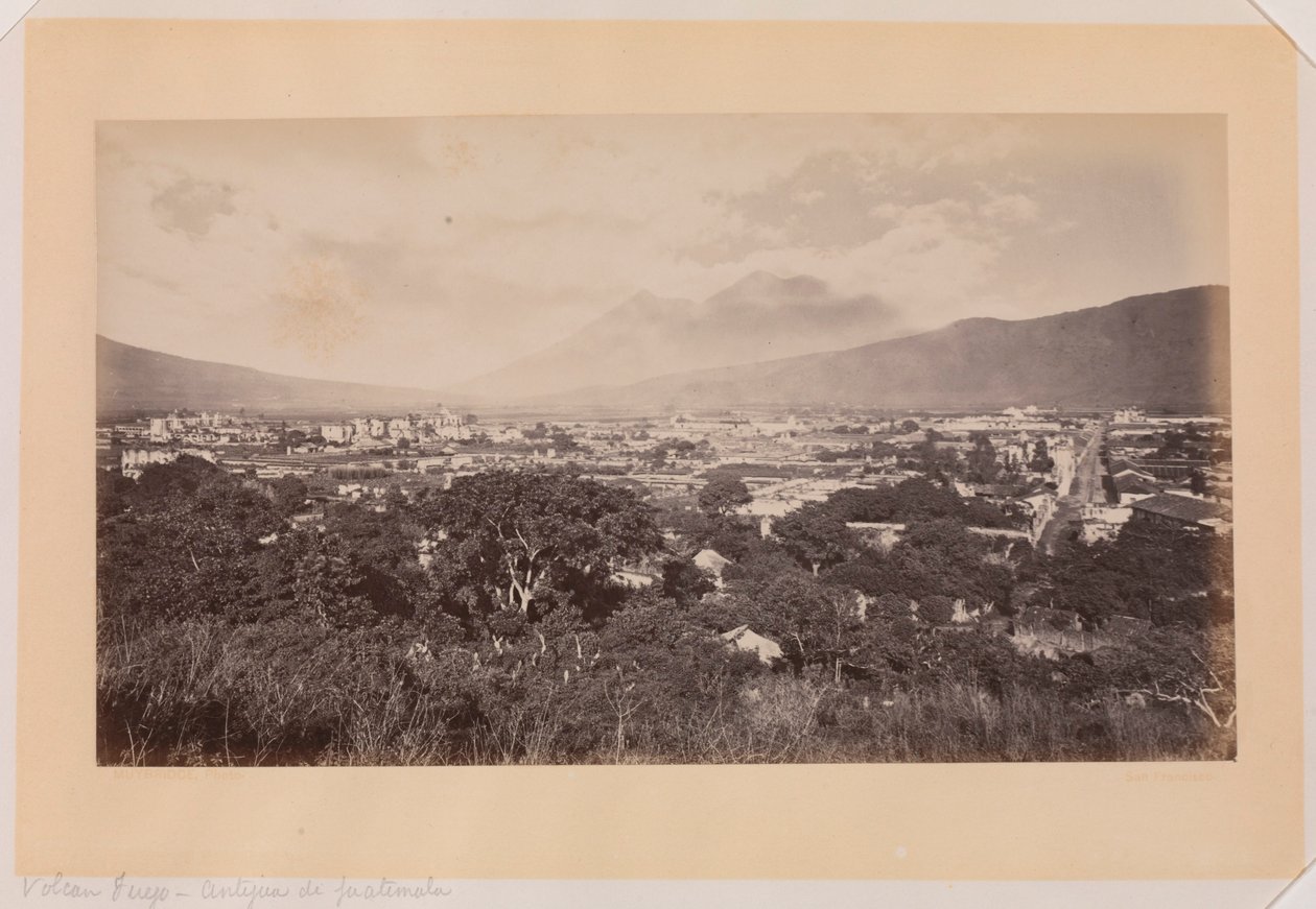 Vulkanen Fuego, Antigua de Guatemala av Eadweard Muybridge