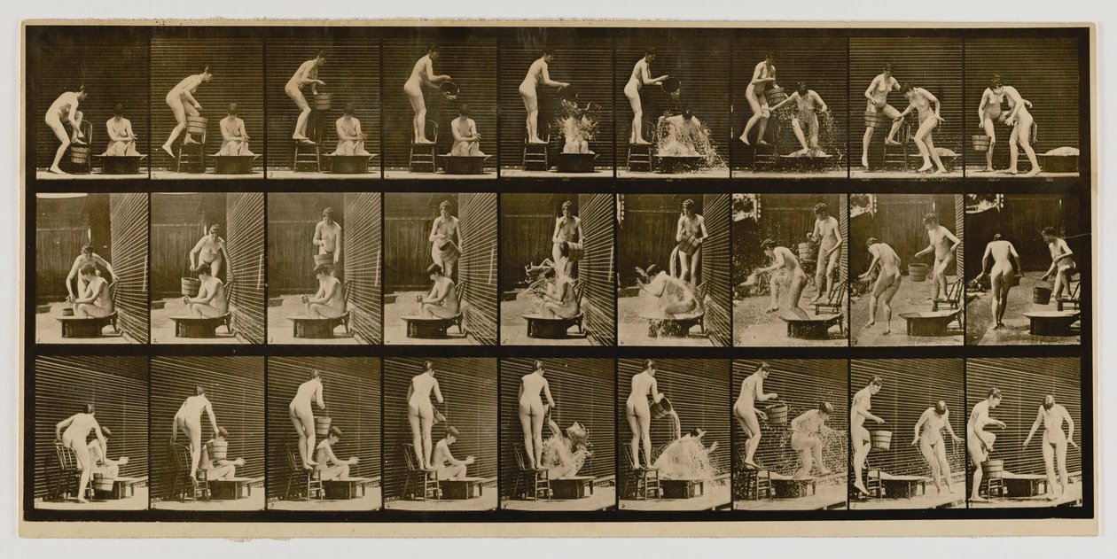 Kvinna häller vattenbassäng över en annan kvinnas huvud, från boken Animal Locomotion av Eadweard Muybridge