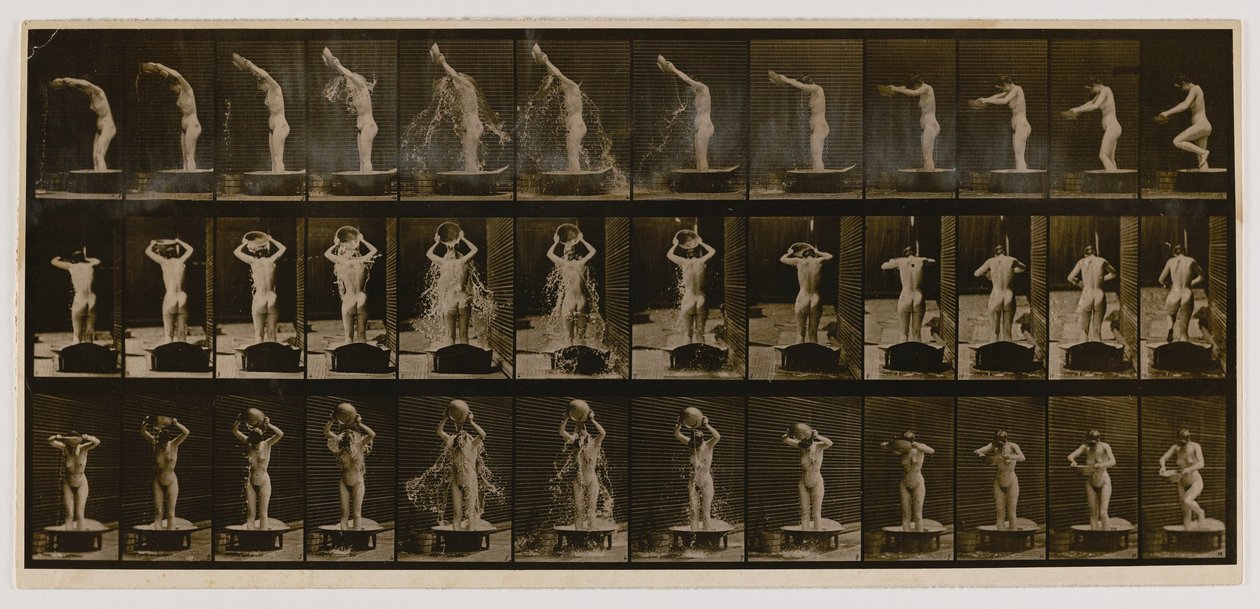 Kvinna som häller en balja vatten över huvudet, från boken Animal Locomotion av Eadweard Muybridge