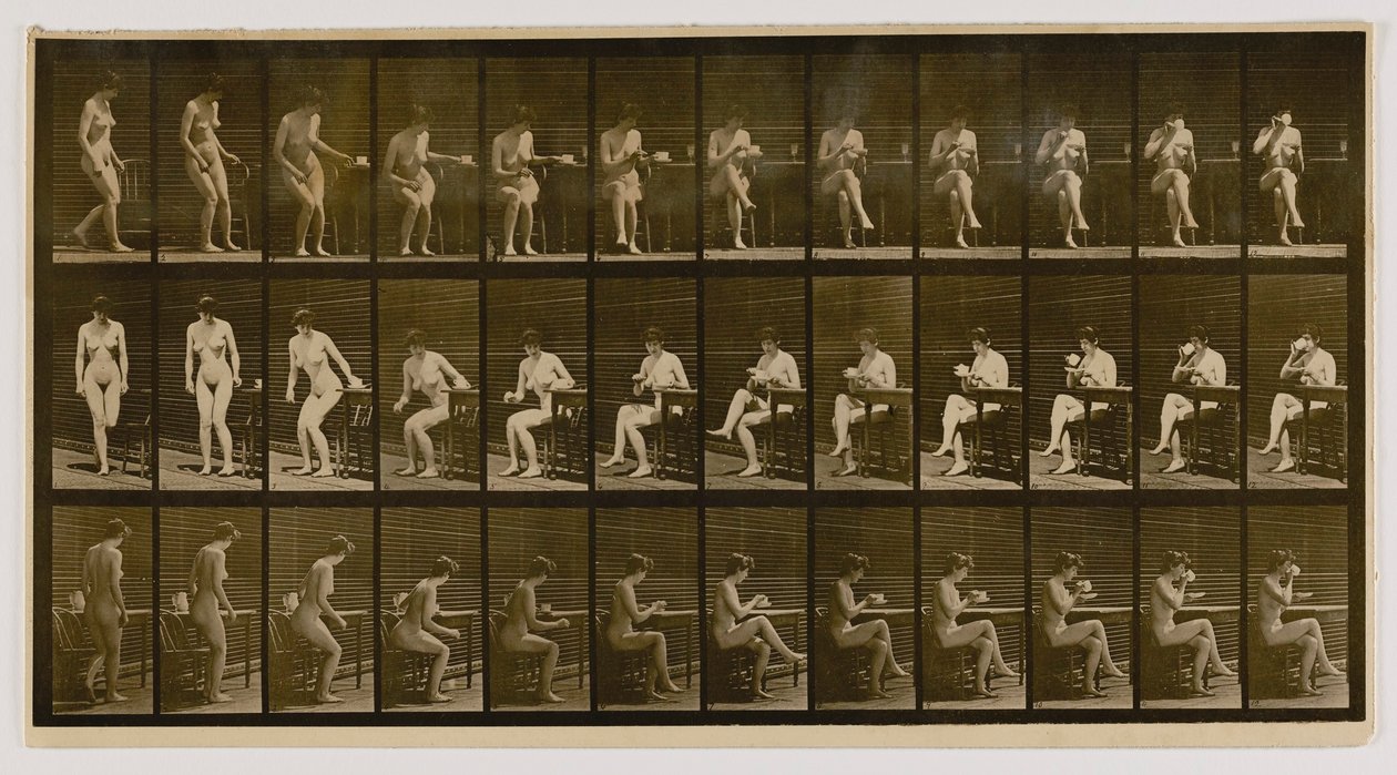 Kvinna sitter med korsade ben och dricker ur tekopp, från boken Animal Locomotion av Eadweard Muybridge