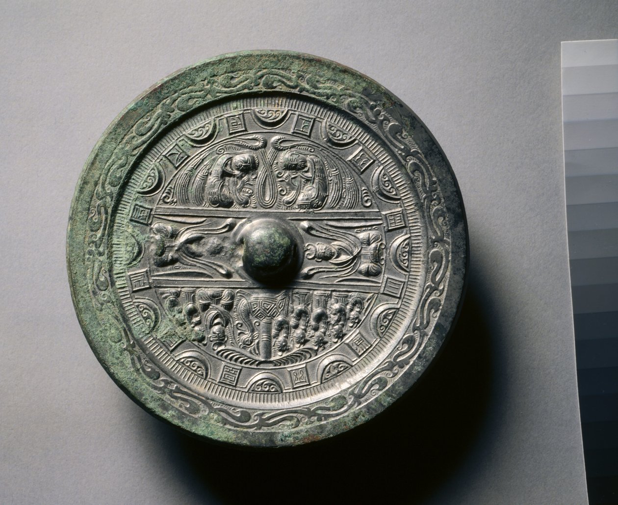 Spegel med gudar och kungar i tre sektioner omgiven av ringar av kvadrater och halvcirklar (brons) av Eastern Han Dynasty Chinese School
