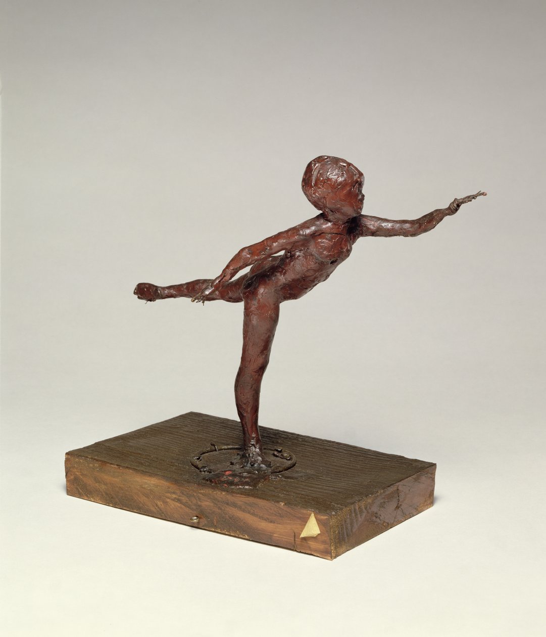 Arabesque över höger ben, vänster arm fram, ca 1882-95 (rött vax) av Edgar Degas