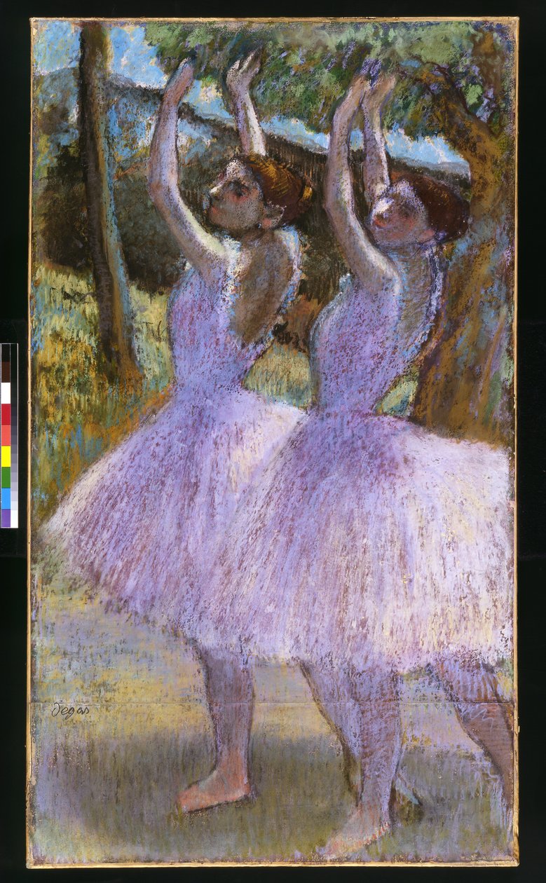 PD.2-1979 Dansare i violetta klänningar, höjda armar, ca 1900 (pastell och svart krita på papper) av Edgar Degas