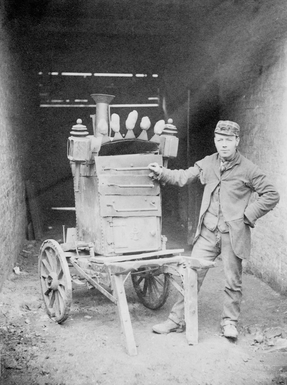 Bakad potatisförsäljare, 1892 (bw foto) av Edgar Scamell