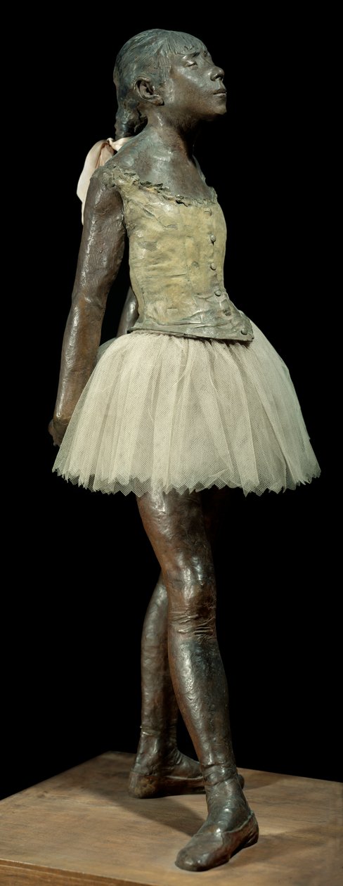 14 år gammal eller stor dansare klädd Skulptur av Edgar Degas (1834-1917) i bronspatina, tyll och rosa satäng på träfot av Edgar Degas