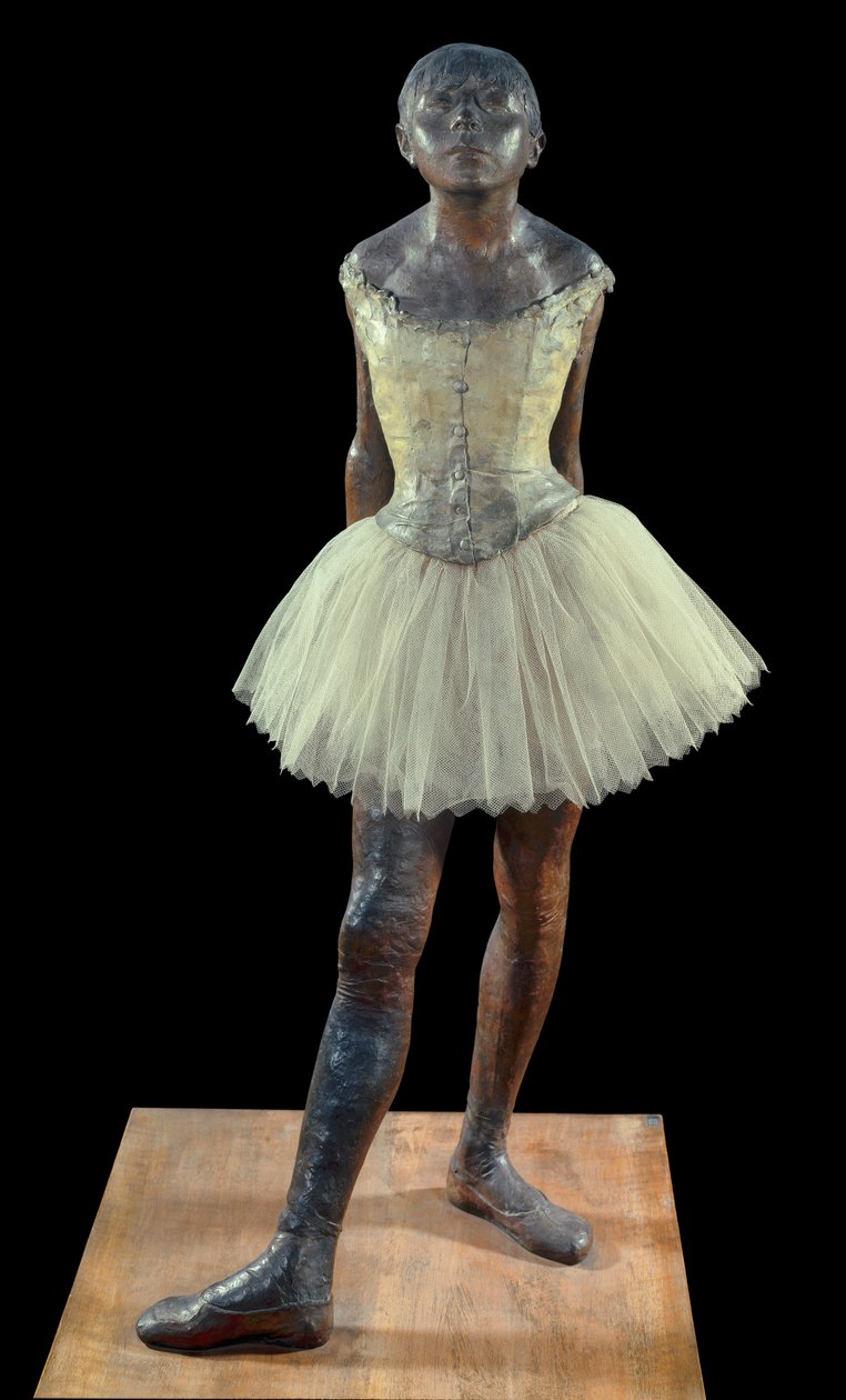 14 år gammal eller lång dansare klädd - Skulptur av Edgar Degas (1834-1917) i bronspatina, tyll och rosa satäng på träfot av Edgar Degas