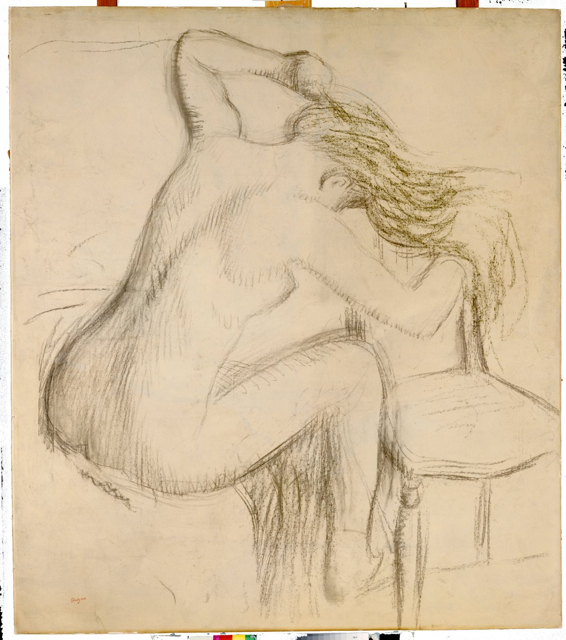 En sittande naken kvinna stylar hennes hår av Edgar Degas