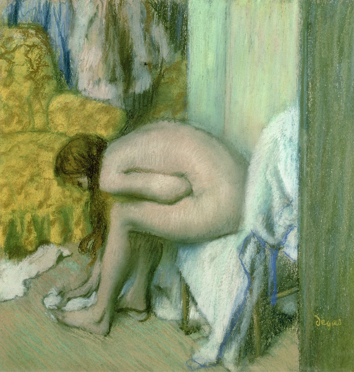 Efter badet torkar kvinnan sin vänstra fot av Edgar Degas