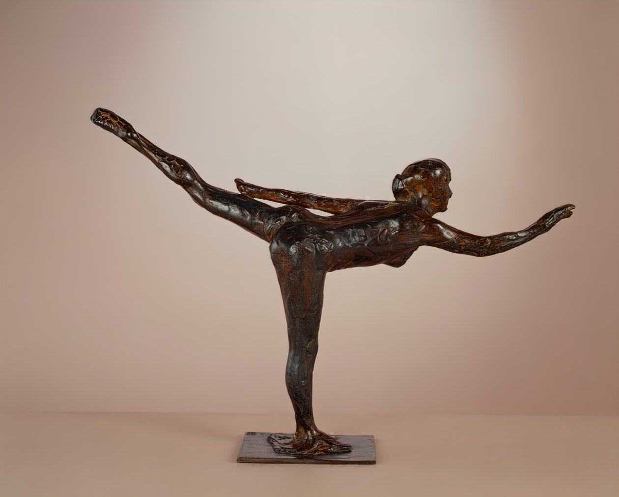 Dansare: Arabesque på höger ben, vänster arm i linje, ca. 1877-1885 cast c. 1919-1931. av Edgar Degas