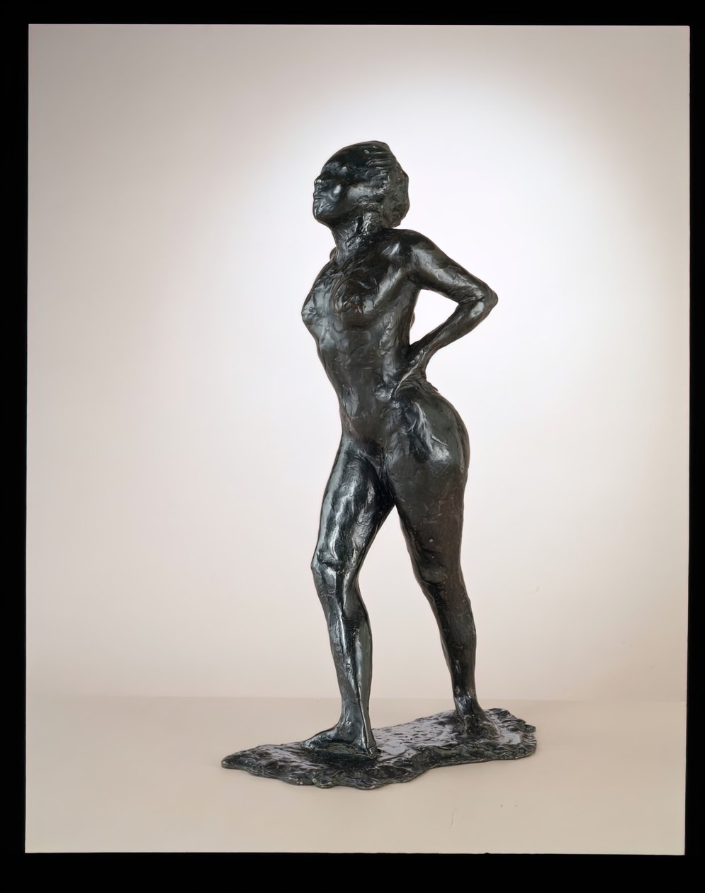 Dansare i vila, händerna på höfterna, höger ben framåt, ca. 1881-1890 cast 1919-1925. av Edgar Degas