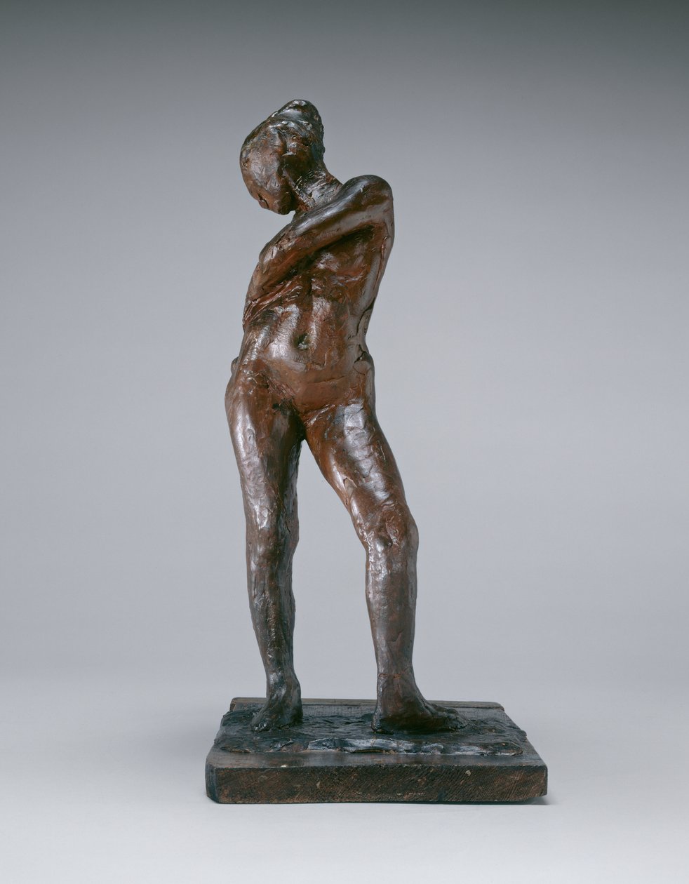 Dancer Fastening the String of Her Tights, c.1885-1890 (pigmenterat bivax, plastilin, metallarmatur, kork, på träbas) av Edgar Degas
